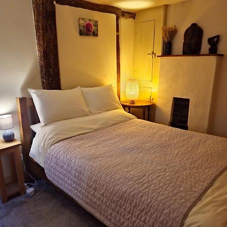 Central Gloucester Self-Catering Flat - A Hidden Gem Bagian luar foto