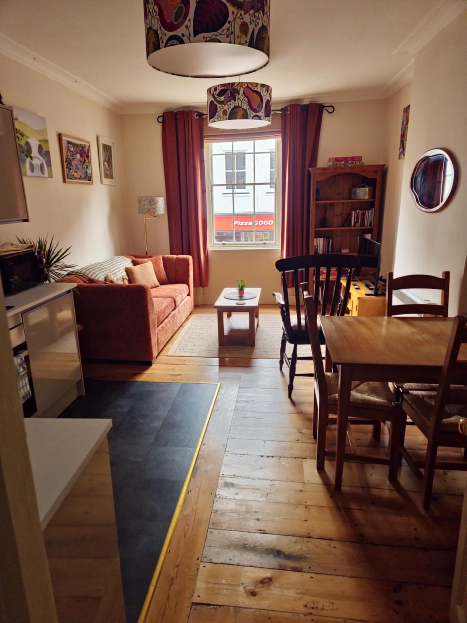 Central Gloucester Self-Catering Flat - A Hidden Gem Bagian luar foto