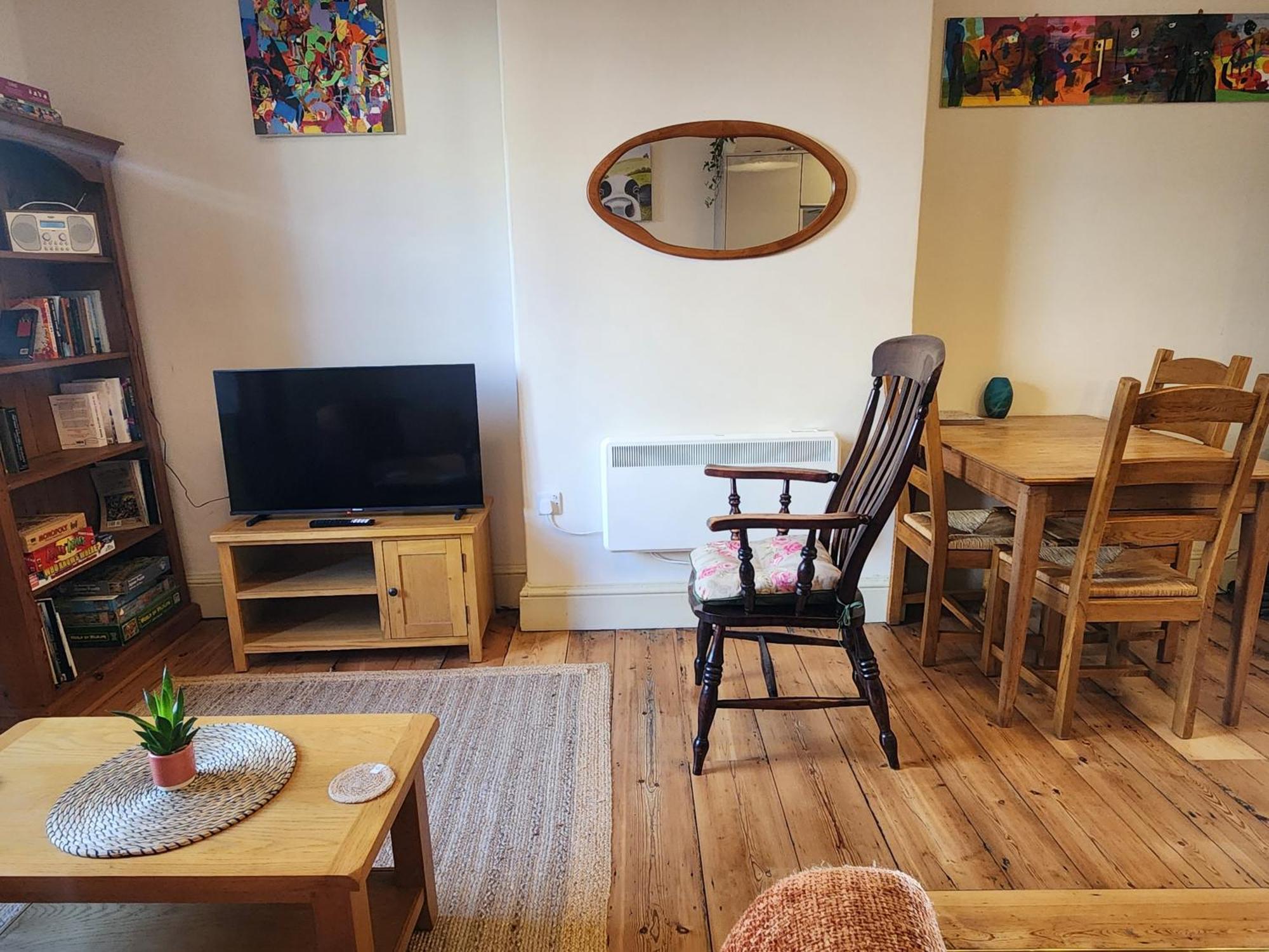 Central Gloucester Self-Catering Flat - A Hidden Gem Bagian luar foto